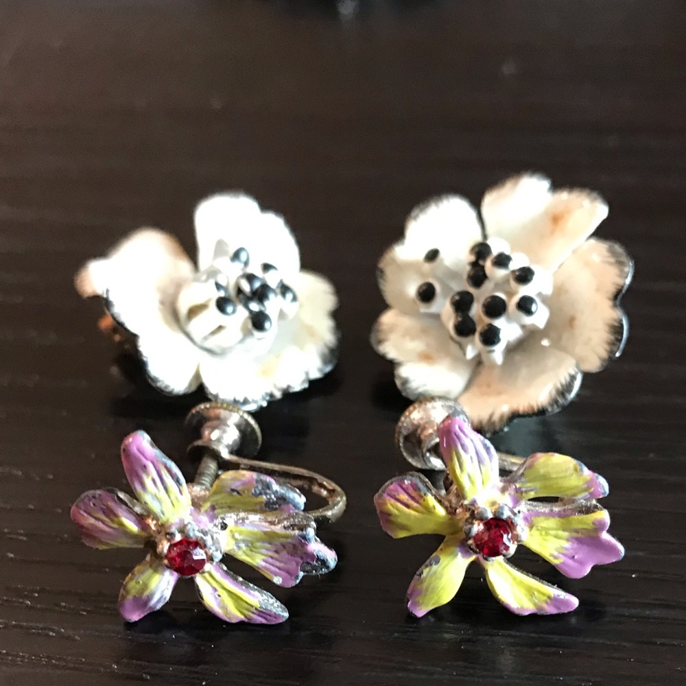 Vintage floral earrings- two pairs